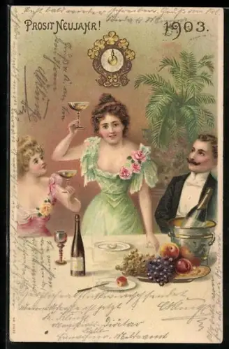 Präge-AK Festgesellschaft mit Champagnergläsern und einer Uhr, die Mitternacht schlägt, Neujahrsgruss