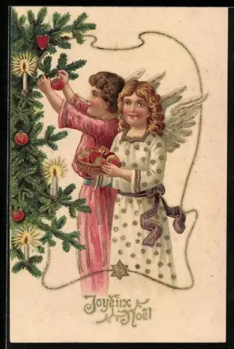 Präge-AK Weihnachtsengel schmücken einen Weihnachtsbaum