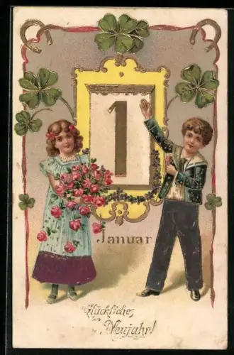 AK Zwei Kinder vor einem Kalenderblatt, der den 1. Januar anzeigt, mit Kleeblättern geschmückt, Neujahrsgruss
