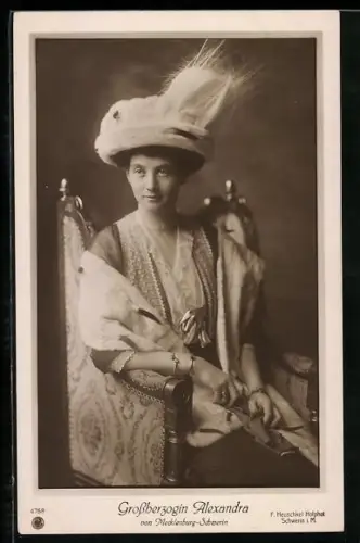 AK Grossherzogin Alexandra von Mecklenburg-Schwerin auf einem Stuhl sitzend