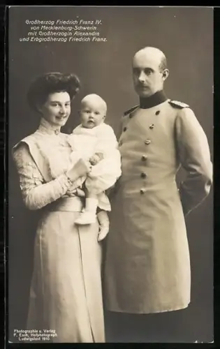 AK Grossherzogenpaar Friedrich Franz IV. von Mecklenburg-Schwerin mit Erbgrossherzog Friedrich Franz