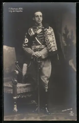 AK König Alfons XIII. von Spanien in Husaren-Uniform mit Tschako und Säbel