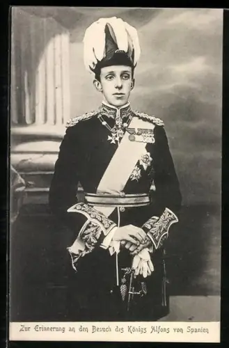 AK König Alfons von Spanien in Paradeuniform mit Abzeichen und Epauletten