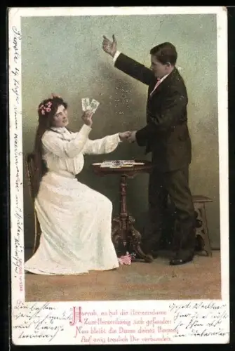 AK Hellseherin beim Kartenlegen sagt die Zukunft eines junges Mannes voraus