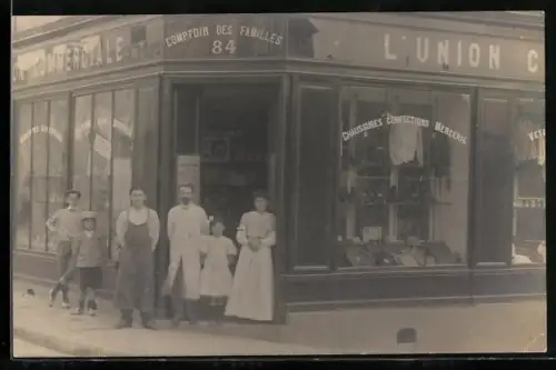 AK Französisches Konfektionsgeschäft mit der Belegschaft am Eingang