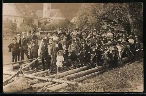 Foto-AK Flösser mit Musikkapelle auf Floss am Ufer, Forstwirtschaft