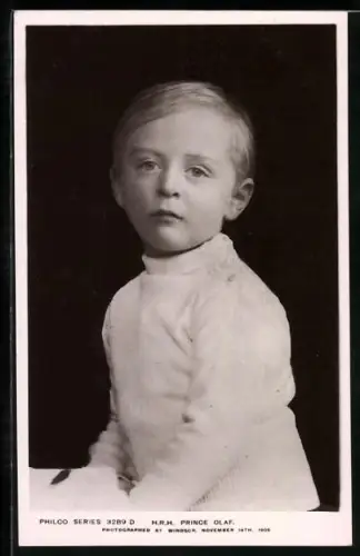 AK Prinz Olav von Norwegen vor schwarzem Hintergrund im weissen Oberteil