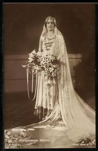AK Kronprinzessin Märtha von Norwegen mit grossem Blumenstrauss und aufwändigem Kleid