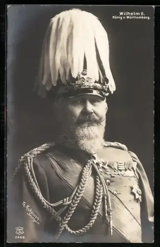 AK König Wilhelm II. von Württemberg, Portrait in Uniform mit Federhelm