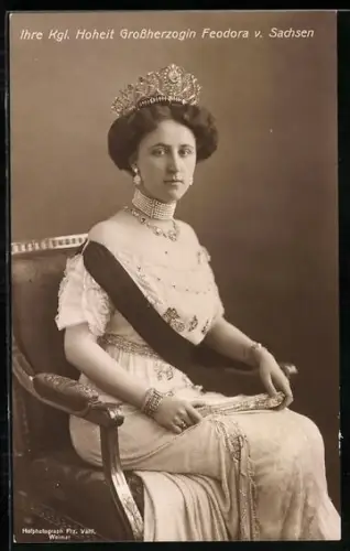 AK Grossherzogin Feodora von Sachsen-Weimar-Eisenach im prächtigen Kleid mit Krone