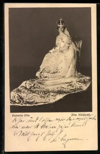 AK Kaiserin Zita von Österreich mit eindrucksvollem Kleid und Krone auf einem Stuhle sitzend