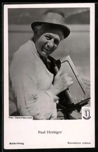 AK Schauspieler Paul Hörbiger auf Akkordeon spielend porträtiert