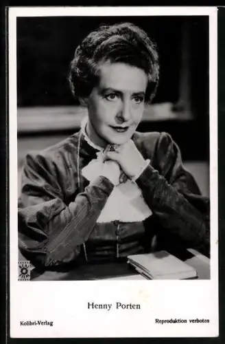 AK Schauspielerin Henny Porten nachdenklich mit starren Blick