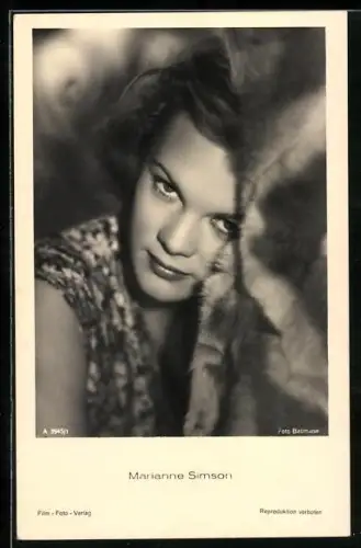 AK Schauspielerin Marianne Simson, Kopf an Pelz gelehnt