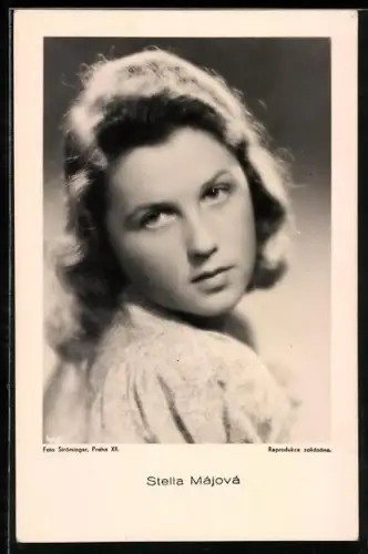 AK Stella Májová mit goldenem Haar, Portrait