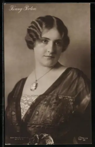 AK Schauspielerin Henny Porten mit prächtiger Medaillonhalskette