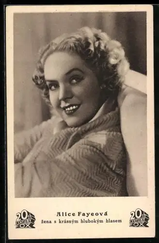 AK Schauspielerin Alice Fayeová lächelt