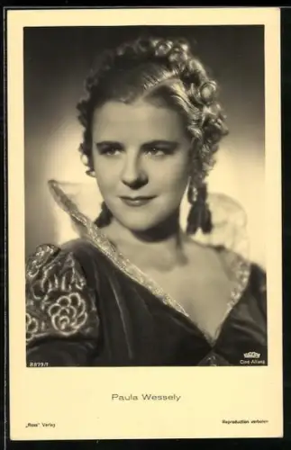 AK Schauspielerin Paula Wessely im Kleid posierend