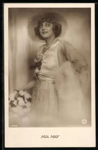 AK Schauspielerin Mia May im Seidenkleid mit Pelzstola