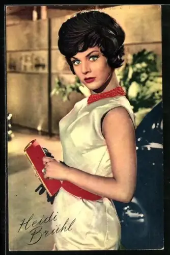 AK Schauspielerin Heidi Brühl mit roter Handtasche