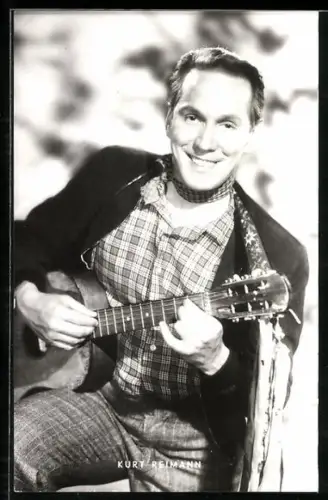 AK Kurt Reimann spielt Gitarre