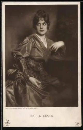 AK Schauspielerin Hella Moja erschrocken zur Seite blickend