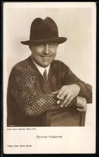 AK Schauspieler Bruno Kastner über Stuhllehne schauend