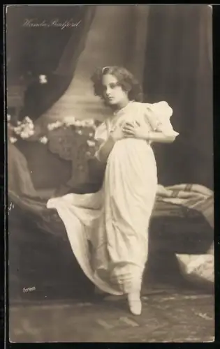AK Wanda Radford in einer theatralischen Szene