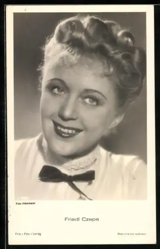 AK Schauspielerin Friedl Czepa schenkt dem Betrachter ein zauberhaftes Lächeln