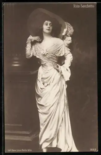 AK Rita Sacchetto in Kleid und Tellerhut