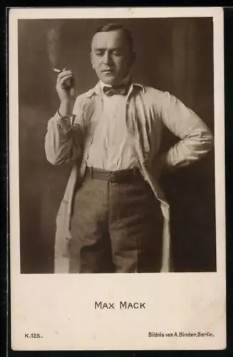 AK Schauspieler Max Mack mit Zigarette posierend