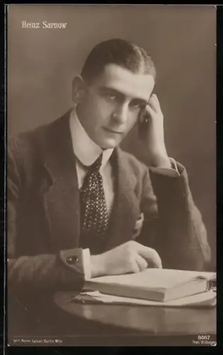 AK Schauspieler Heinz Sarnow liest in einem Buch