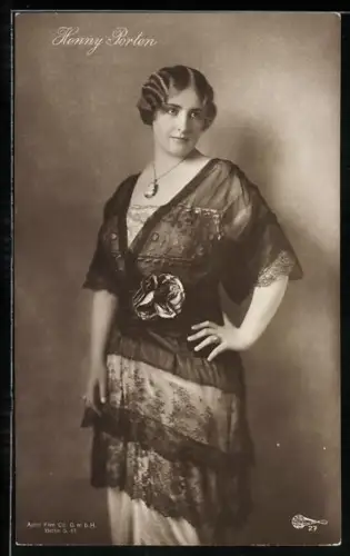 AK Schauspielerin Henny Porten im hübschen Kleid mit Amulett