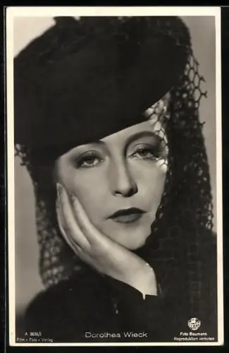 AK Schauspieler Dorothea Wieck in verträumter Pose