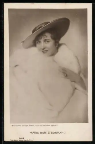 AK Marie Berte Darmand im weissen Pelz, Portrait