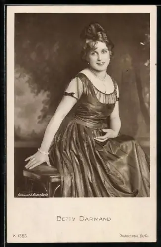 AK Schauspielerin Betty Darmand lächelnd im Festkleid posierend