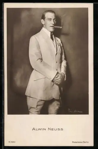 AK Schauspieler Alwin Neuss im Anzug mit Zigarre