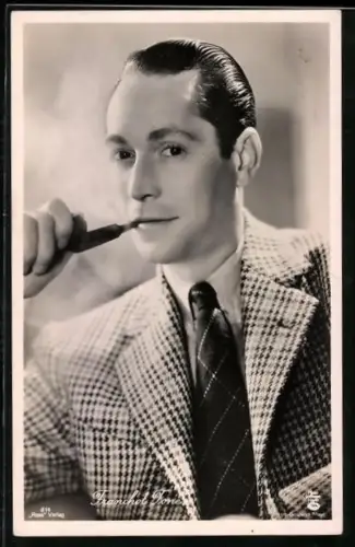 AK Schauspieler Franchot Tone mit Tabakpfeife
