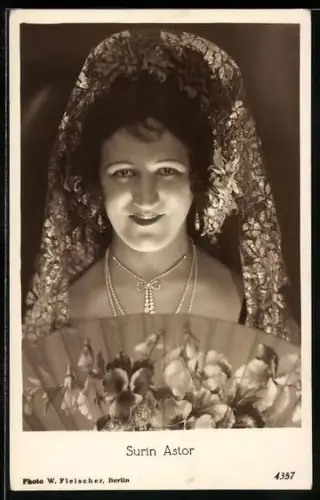 AK Schauspielerin Surin Astor mit einem Fächer