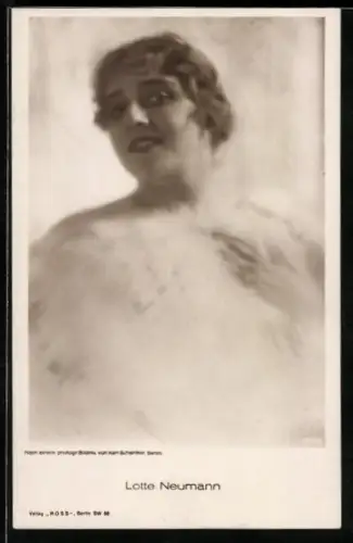 AK Schauspielerin Lotte Neumann mit Pelz