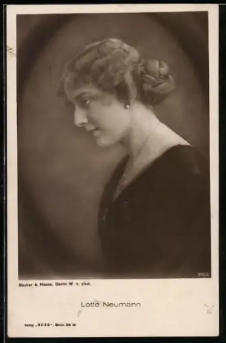 AK Schauspielerin Lotte Neumann mit dem Blick nach unten