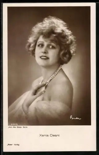 AK Schauspielerin Xenia Desni mit Perlenkette