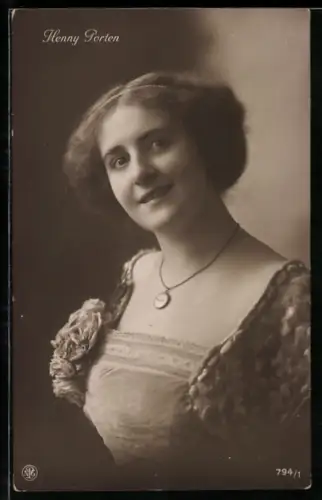AK Schauspielerin Henny Porten lächelt
