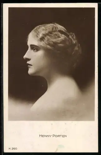 AK Schauspielerin Henny Porten mit Dutt und nackter Schulter