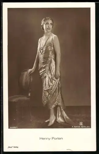 AK Schauspielerin Henny Porten im Kleid
