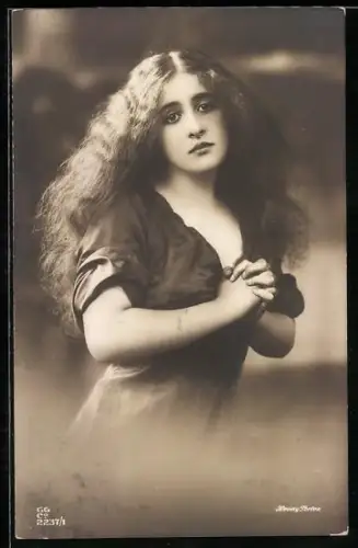 AK Schauspielerin Henny Porten mit offenen Haaren und gefalteten Händen