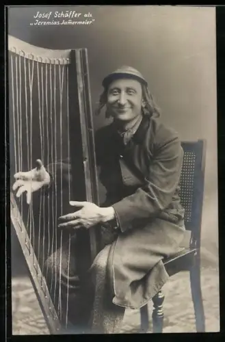 AK Schauspieler Josef Schäffer als Jeremias Jämmermeier mit Harfe