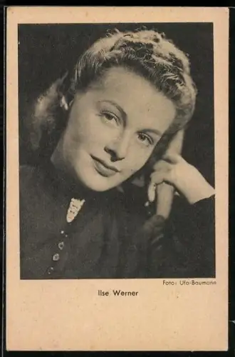 AK Schauspielerin Ilse Werner nachdenklich schauend