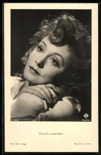 AK Schauspielerin Zarah Leander nachdenklich den Kopf auf den Armen liegend