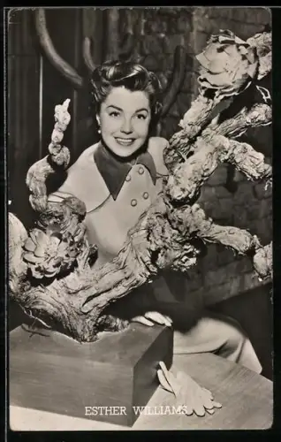 AK Schauspielerin Esther Williams sitzt auf einem Tisch